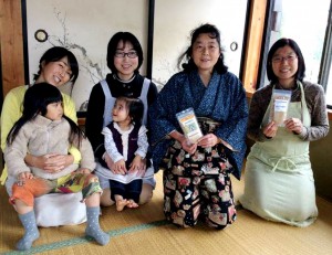 Mother packing group in Kawaguchi-ko